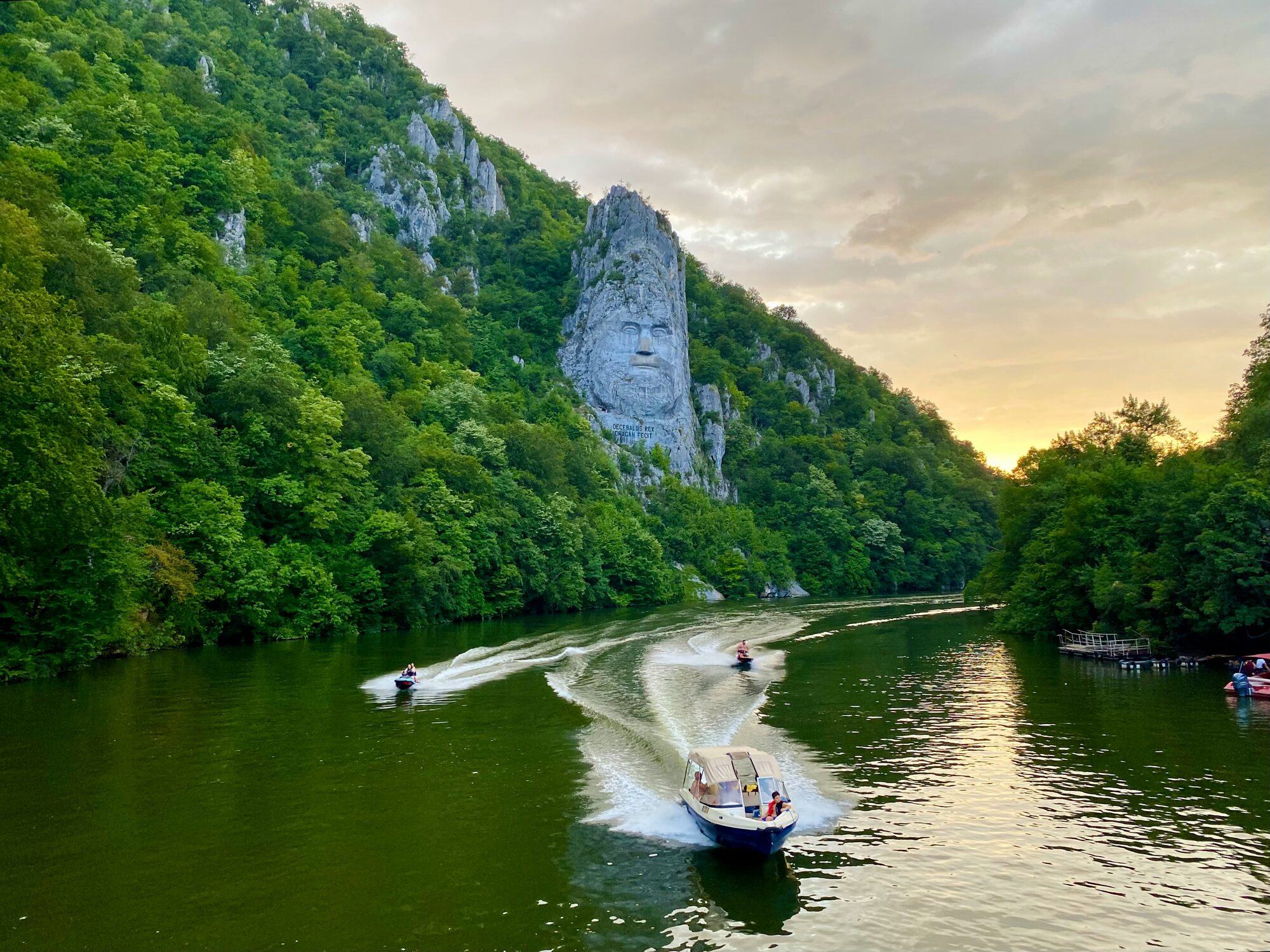 Đerdapska klisura na Dunavu pri zalasku sunca, sa Decebalovom stenom